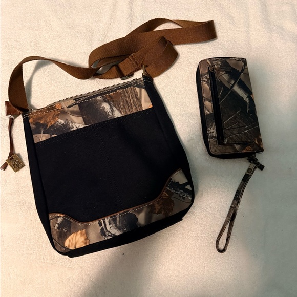 Legendary Whitetail Camo Crossbody Bag and Wristlet Set - Picture 2 of 12